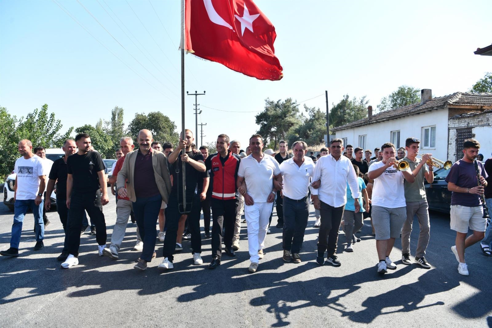 ivrindide-ahmet-akina-davullu-zurnali-karsilama