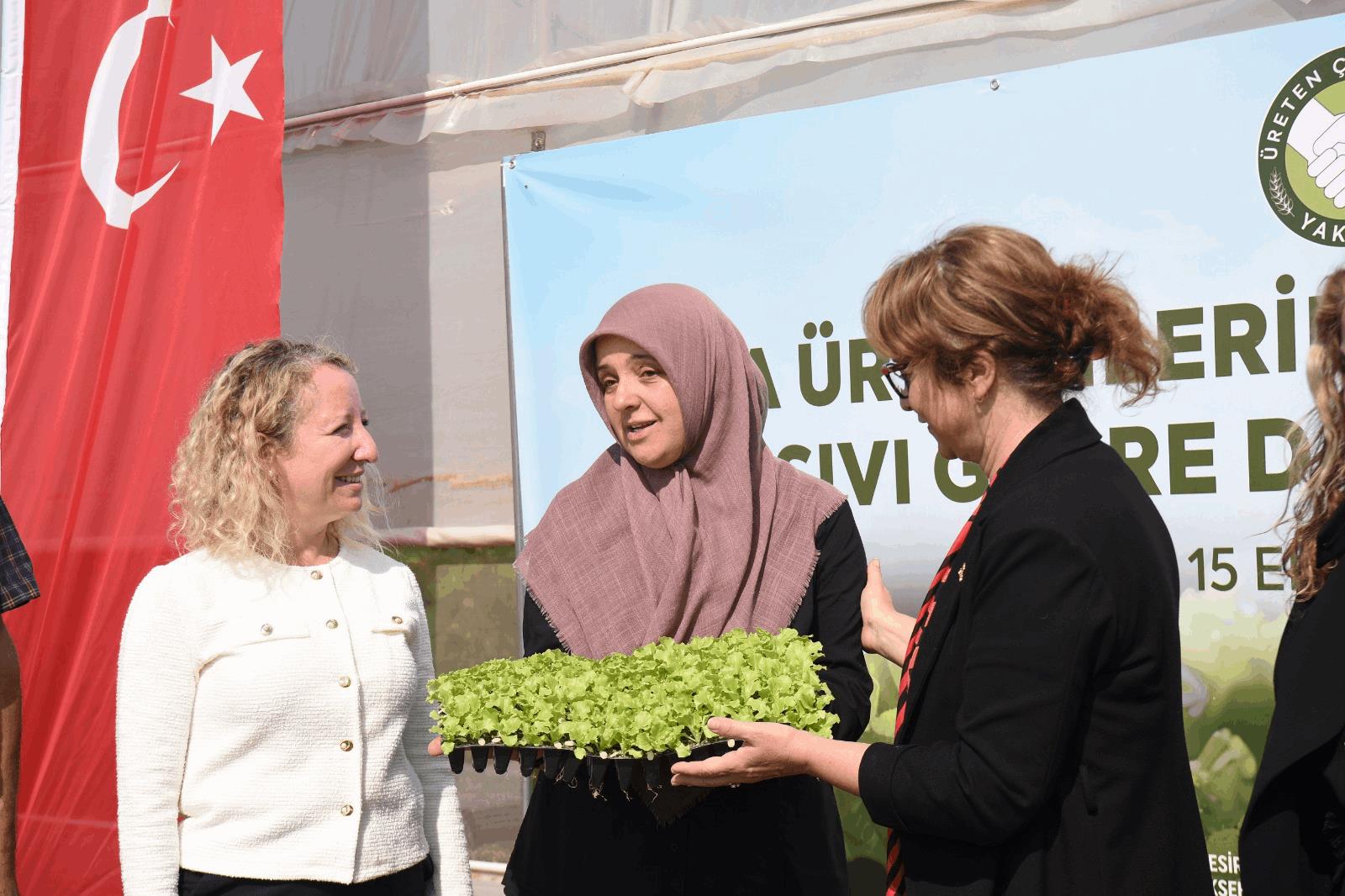 baskan-akin-destekliyor-kadin-ciftciler-topragin-bereketini-artiriyor