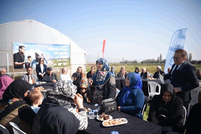 baskan-akin-destekliyor-kadin-ciftciler-topragin-bereketini-artiriyor