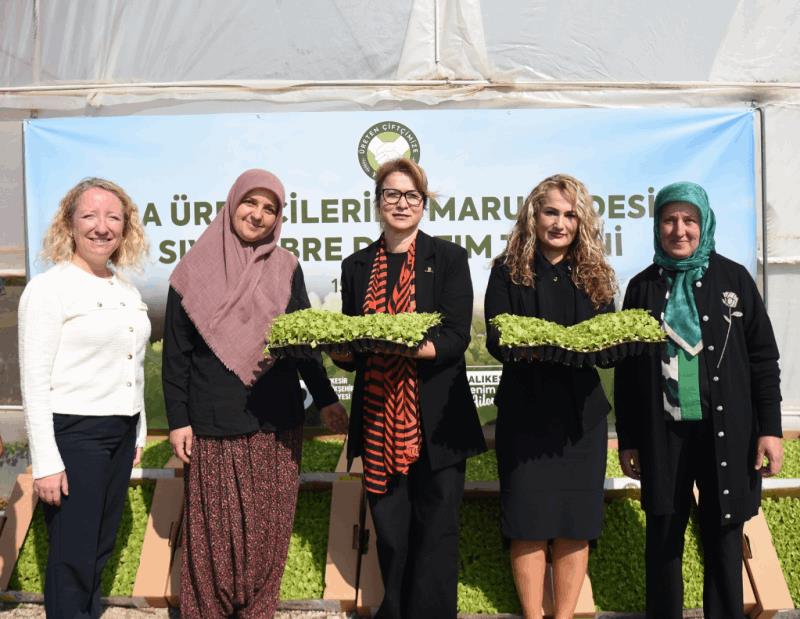 baskan-akin-destekliyor-kadin-ciftciler-topragin-bereketini-artiriyor