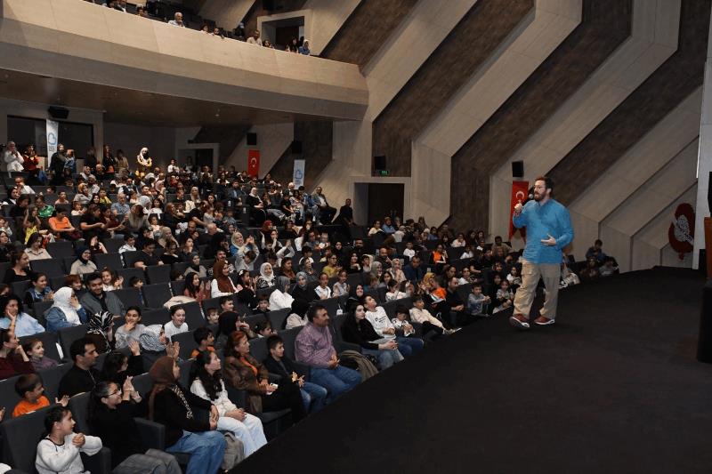 balikesir-kitap-fuarinda-izdiham-yasandi