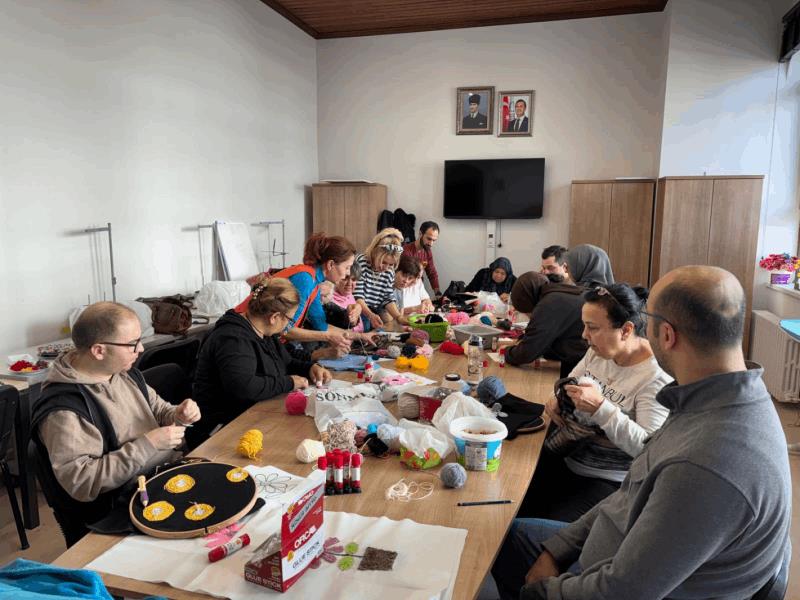 buyuksehir-ozel-gereksinimli-bireyleri-sanat-catisi-altinda-bulusturuyor