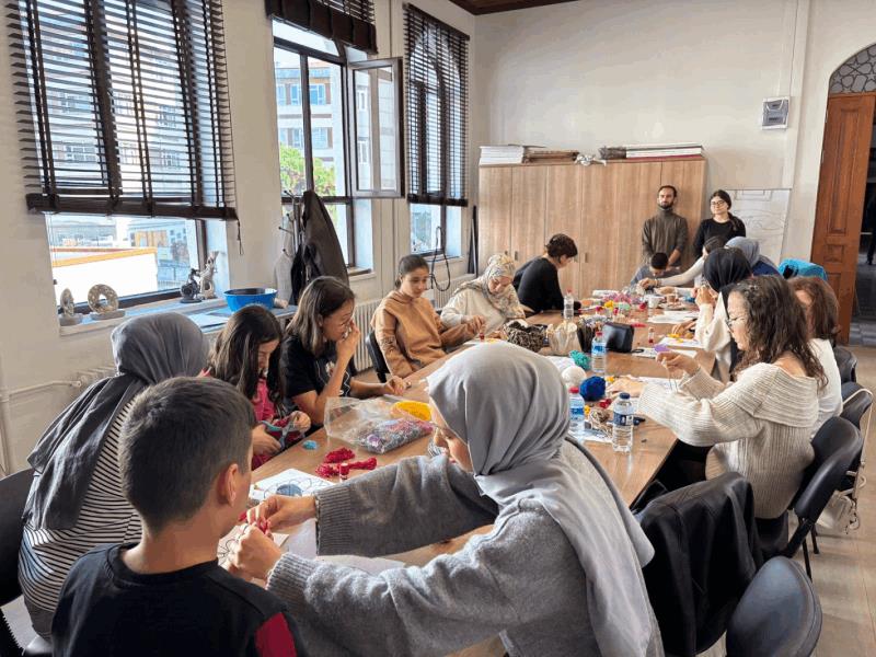 buyuksehir-ozel-gereksinimli-bireyleri-sanat-catisi-altinda-bulusturuyor