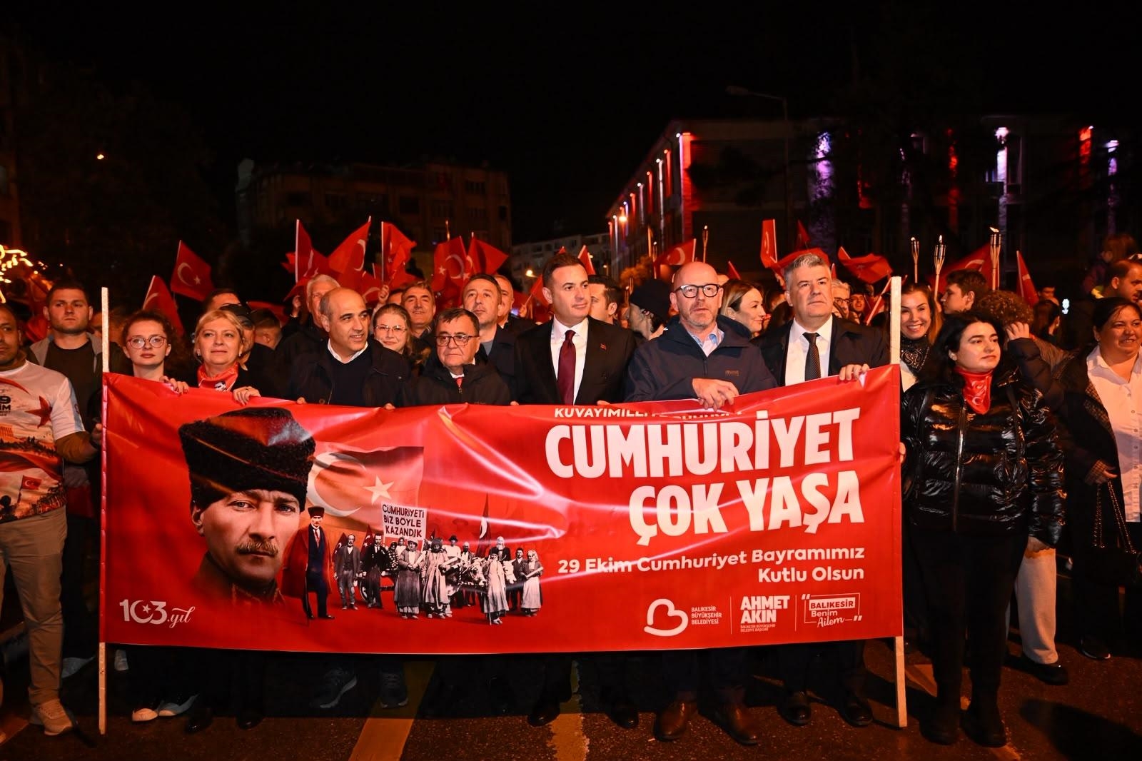 kuvayimilliyenin-bassehrinde-cumhuriyet-coskusu