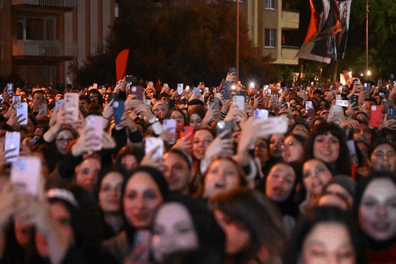 kuvayimilliyenin-bassehrinde-cumhuriyet-coskusu