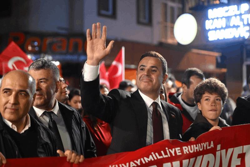 kuvayimilliyenin-bassehrinde-cumhuriyet-coskusu