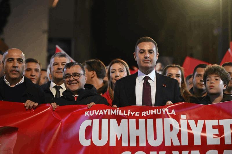 kuvayimilliyenin-bassehrinde-cumhuriyet-coskusu