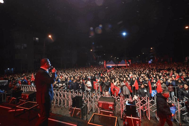kuvayimilliyenin-bassehrinde-cumhuriyet-coskusu