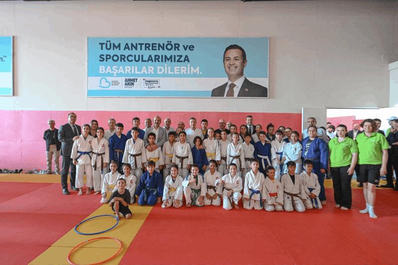 akindan-spora-ve-sporcuya-buyuk-destek