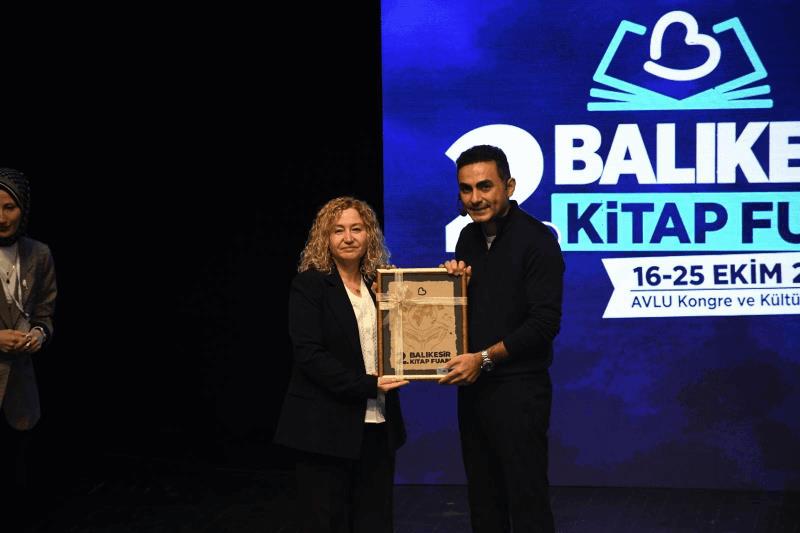 birbirinden-kiymetli-yazarlar-balikesir-kitap-fuarinda