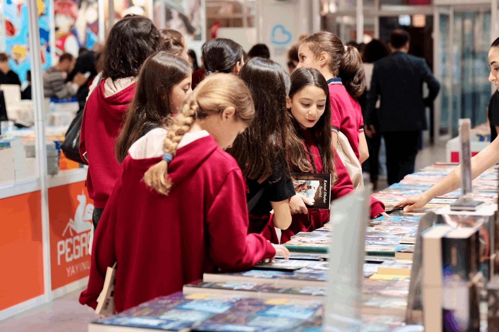 1-balikesir-kitap-fuari-yazarlari-okuyuculariyla-bulusturmaya-devam-ediyor