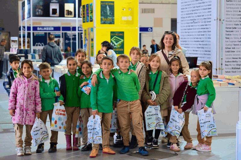 1-balikesir-kitap-fuari-yazarlari-okuyuculariyla-bulusturmaya-devam-ediyor