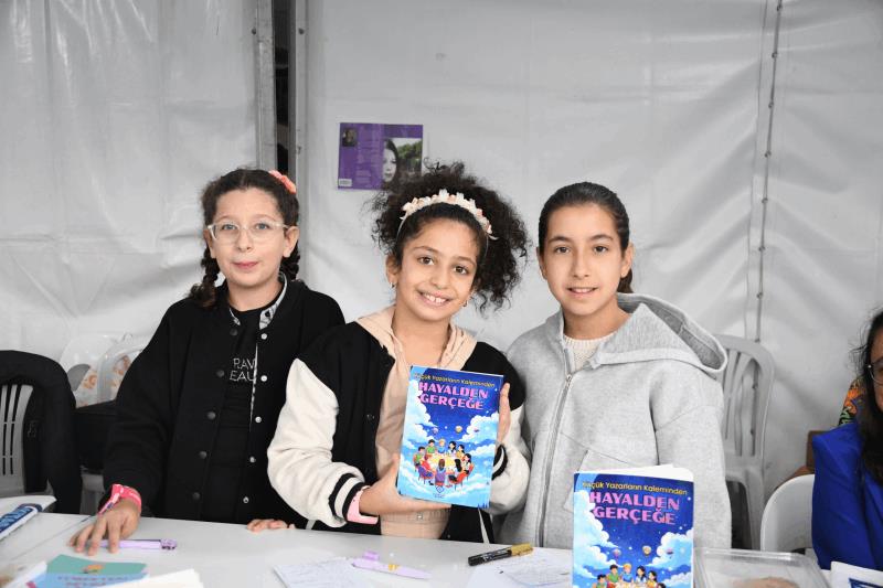 ogrencilerden-kitap-fuarina-tam-not