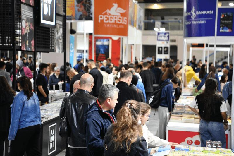 ogrencilerden-kitap-fuarina-tam-not