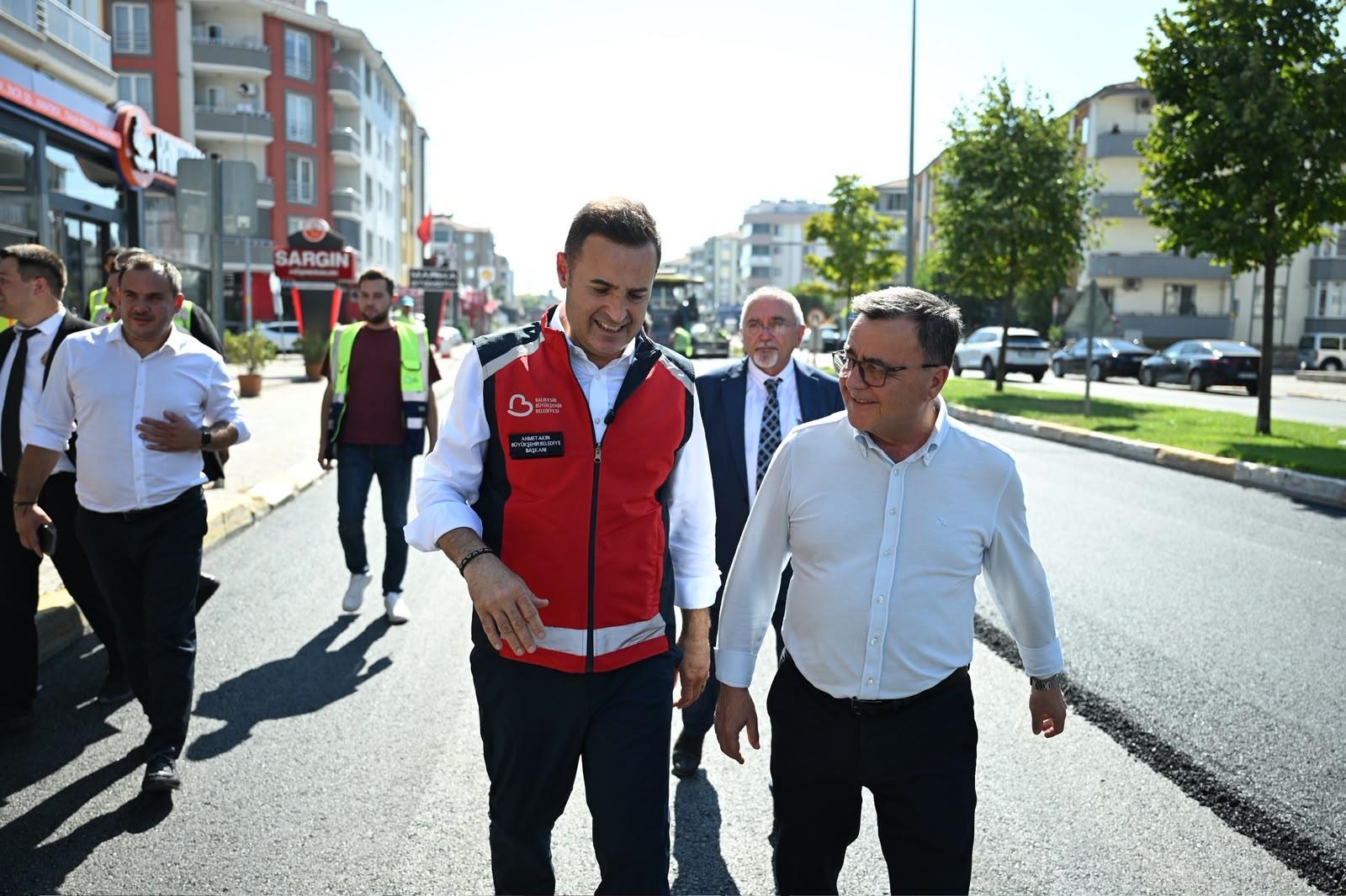 ahmet-akinla-savastepe-caddesi-modern-yuzune-kavustu