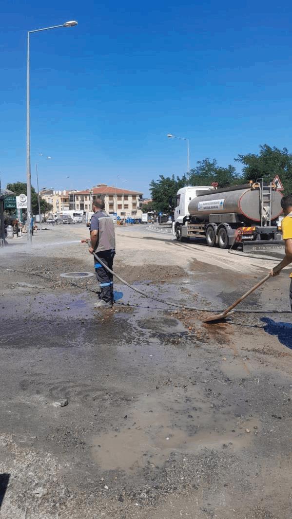 ayvalikta-kanalizasyon-hattindaki-gocuk-36-saatlik-calismayla-giderildi