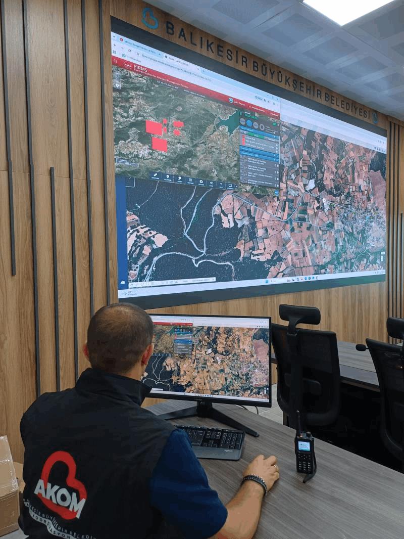 balikesir-itfaiyesi-3-ayri-noktada-yanginlara-mudahale-ediyor