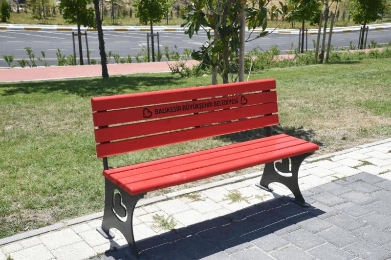 buyuksehir-emekle-uretiyor-sehir-mobilyalarla-guzellesiyor