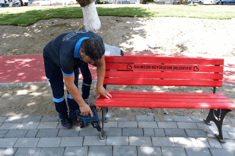 buyuksehir-emekle-uretiyor-sehir-mobilyalarla-guzellesiyor
