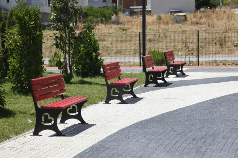 buyuksehir-emekle-uretiyor-sehir-mobilyalarla-guzellesiyor