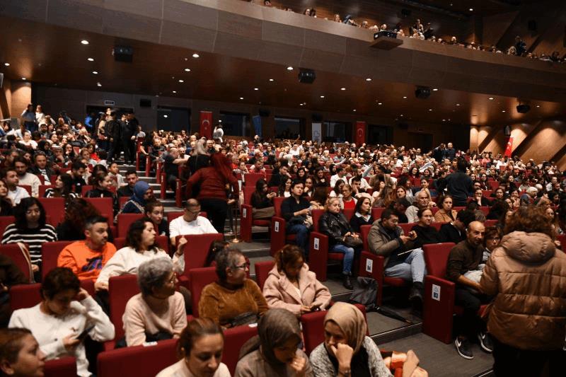 balikesir-buyuksehir-belediyesi-sehir-tiyatrosu-ilk-ayinda-seyirciden-tam-not-aldi