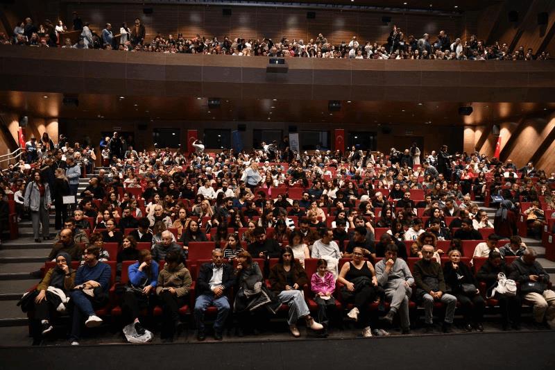 balikesir-buyuksehir-belediyesi-sehir-tiyatrosu-ilk-ayinda-seyirciden-tam-not-aldi