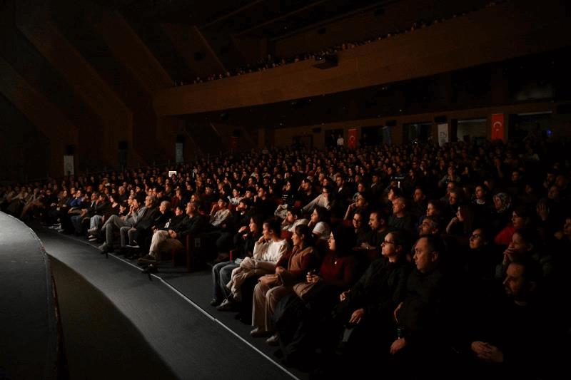 balikesir-buyuksehir-belediyesi-sehir-tiyatrosu-ilk-ayinda-seyirciden-tam-not-aldi