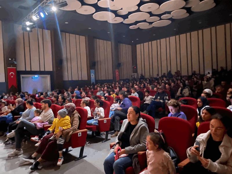 balikesir-buyuksehir-belediyesi-sehir-tiyatrosu-ilk-ayinda-seyirciden-tam-not-aldi