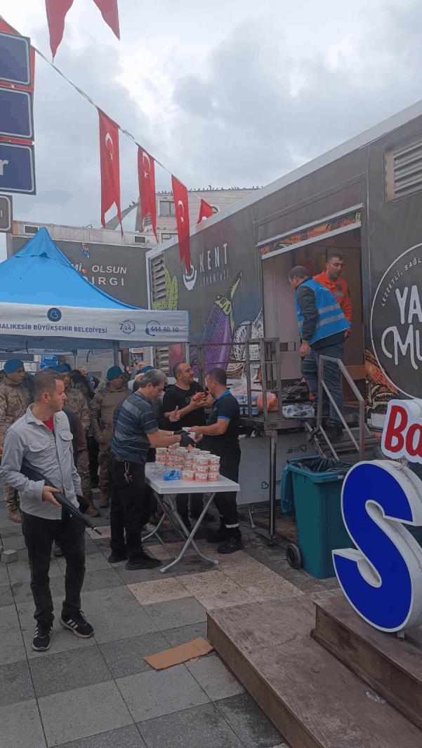 buyuksehir-belediyesi-107-arac-242-personelle-deprem-bolgesinde