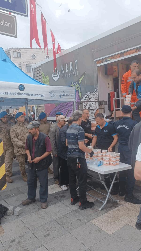 buyuksehir-belediyesi-107-arac-242-personelle-deprem-bolgesinde