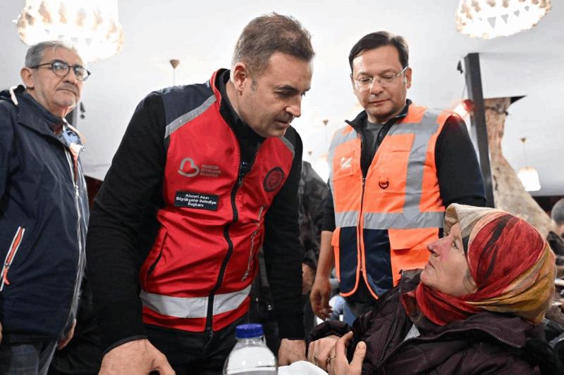 buyuksehir-belediyesi-107-arac-242-personelle-deprem-bolgesinde
