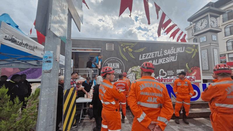 buyuksehir-belediyesi-107-arac-242-personelle-deprem-bolgesinde