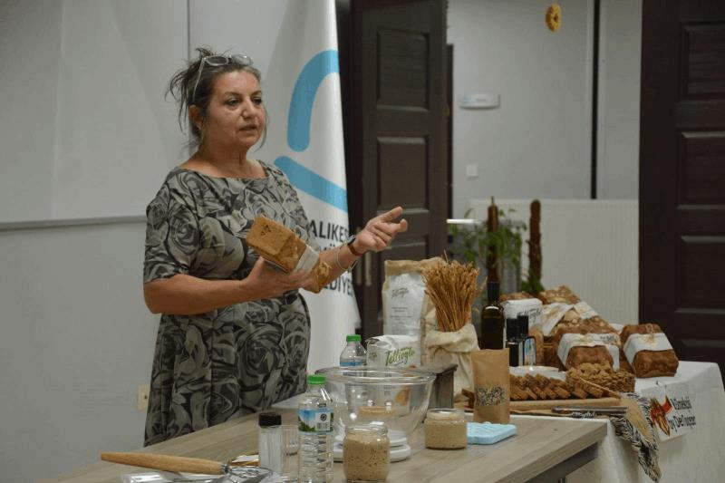 bacemde-eksi-mayali-ekmek-yapimi-atolyesine-yogun-ilgi