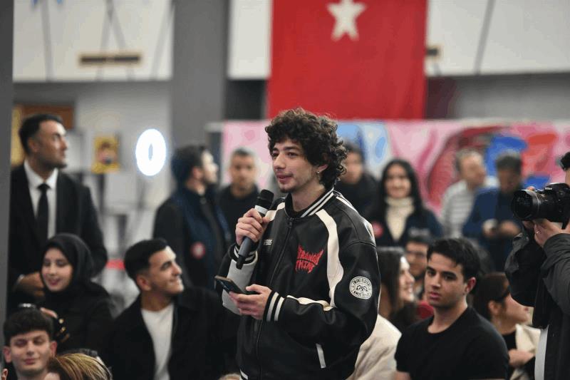 baskan-akin-genclerle-balikesirin-yarinini-konustu