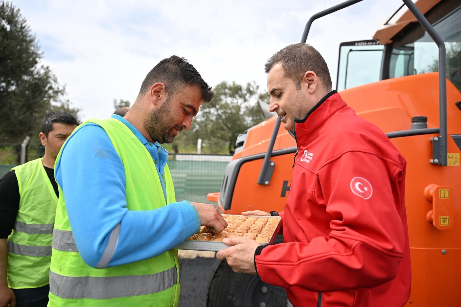 buyuksehir-yaz-kis-demeden-yol-calismalarina-devam-ediyor