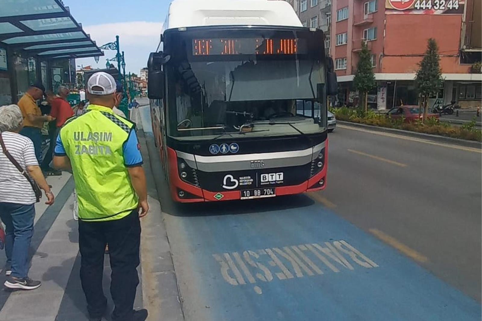buyuksehir-ekipleri-guvenli-ve-konforlu-ulasim-icin-sahada