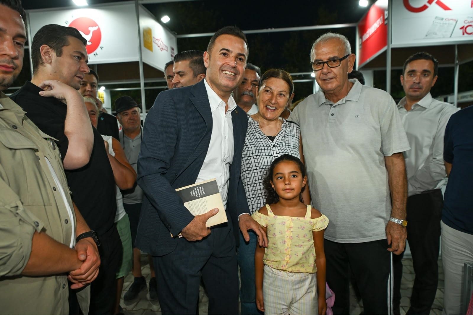 akin-8-edremit-kitap-fuarina-katildi
