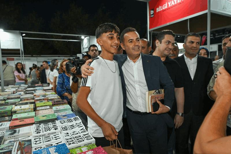 akin-8-edremit-kitap-fuarina-katildi