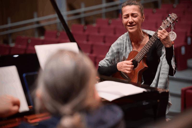 balikesir-sehir-tiyatrosu-icin-oyuncu-adaylari-sahnede-ter-doktu