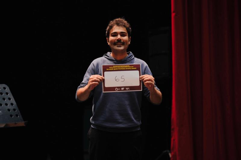 balikesir-sehir-tiyatrosu-icin-oyuncu-adaylari-sahnede-ter-doktu