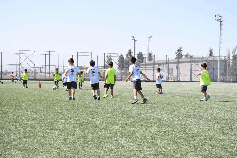 buyuksehirin-yaz-spor-okullarina-yogun-ilgi