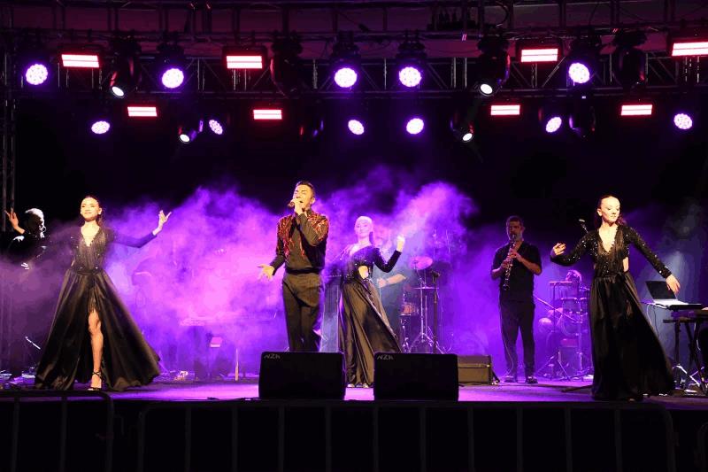 ayvalikta-yaz-konserleri-kapsaminda-mod10-ve-ayhan-erden-ruzgri-esti
