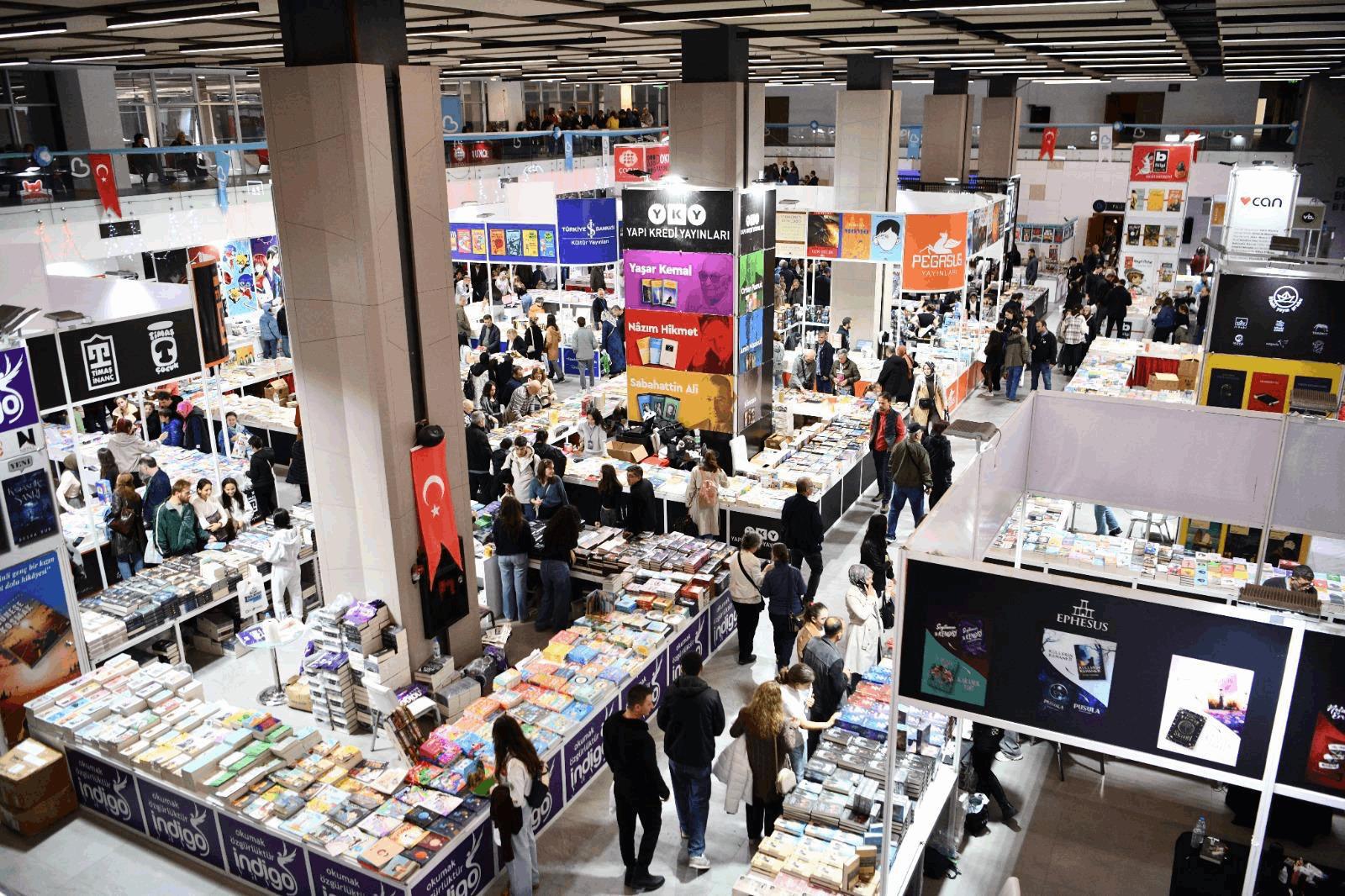kitap-fuarina-ziyaretci-akini