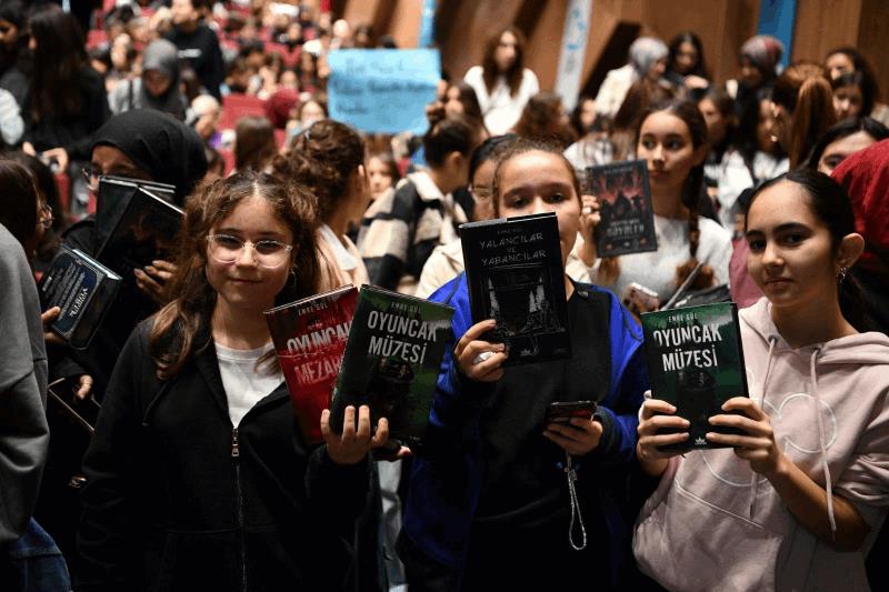 kitap-fuarina-ziyaretci-akini