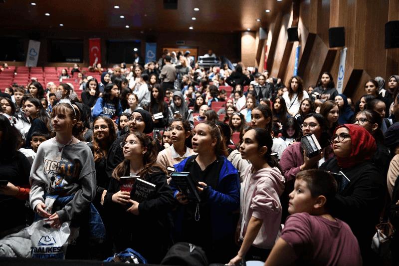 kitap-fuarina-ziyaretci-akini