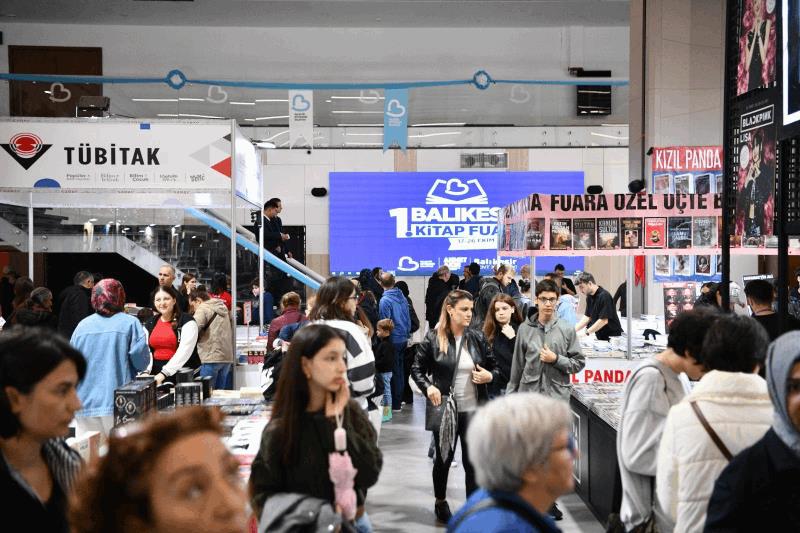 kitap-fuarina-ziyaretci-akini