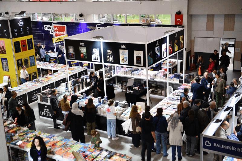 kitap-fuarina-ziyaretci-akini