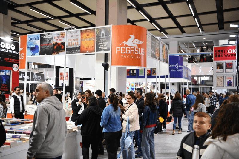 kitap-fuarina-ziyaretci-akini