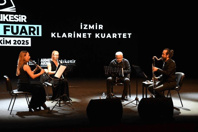 kitap-fuarina-ziyaretci-akini