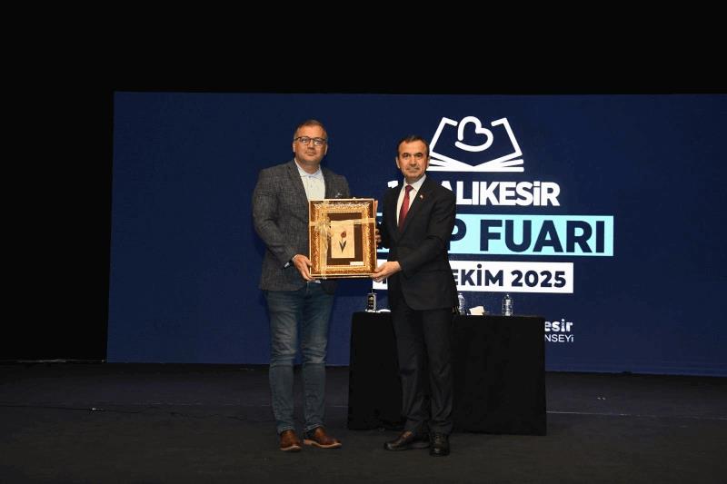 kitap-fuarina-ziyaretci-akini